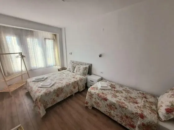 Aile Odası, Bahçe veya Sokak Manzaralı, Fransız Balkonlu