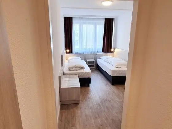 İki Ayrı Yataklı Oda, Ortak Banyo