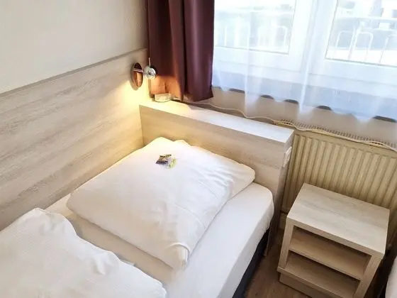 İki Ayrı Yataklı Oda, Ortak Banyo