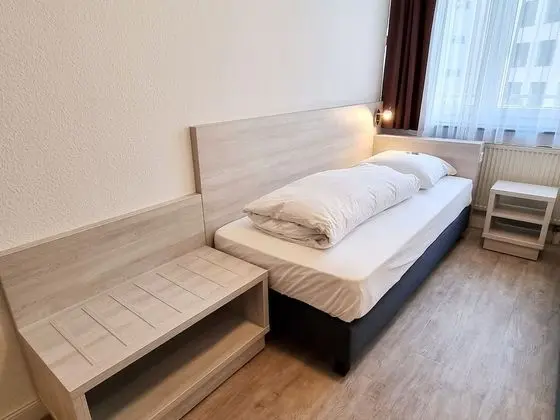 İki Ayrı Yataklı Oda, Ortak Banyo