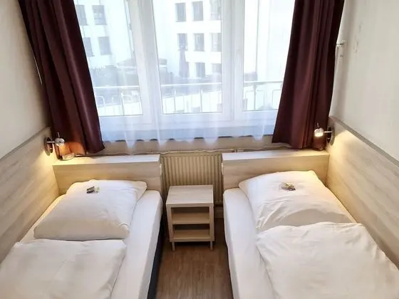 İki Ayrı Yataklı Oda, Ortak Banyo