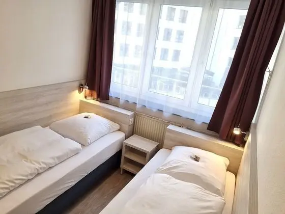 İki Ayrı Yataklı Oda, Ortak Banyo