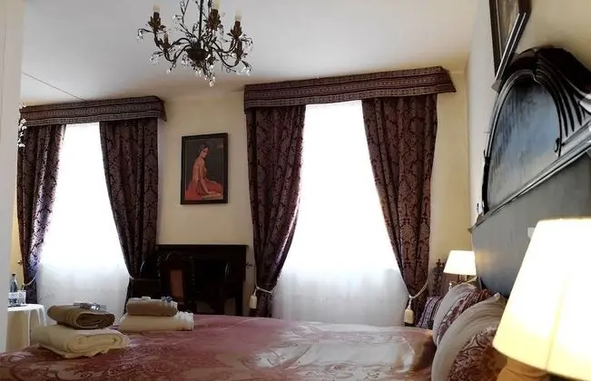 Tek Büyük Yataklı Oda (Roter Salon)