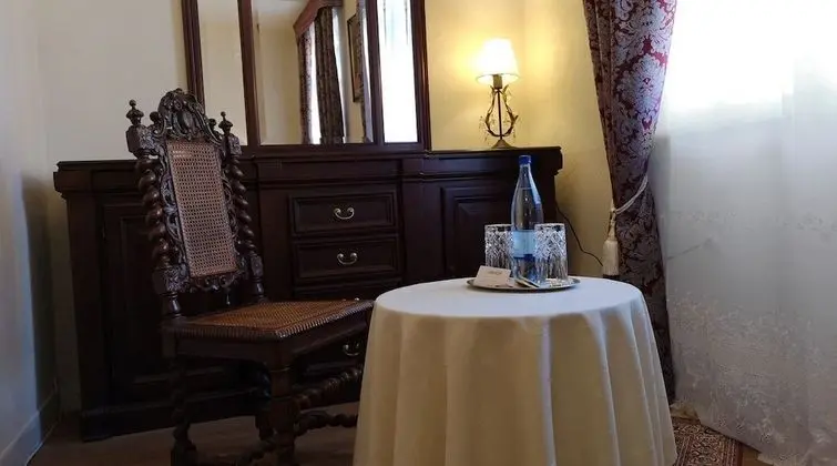 Tek Büyük Yataklı Oda (Roter Salon)