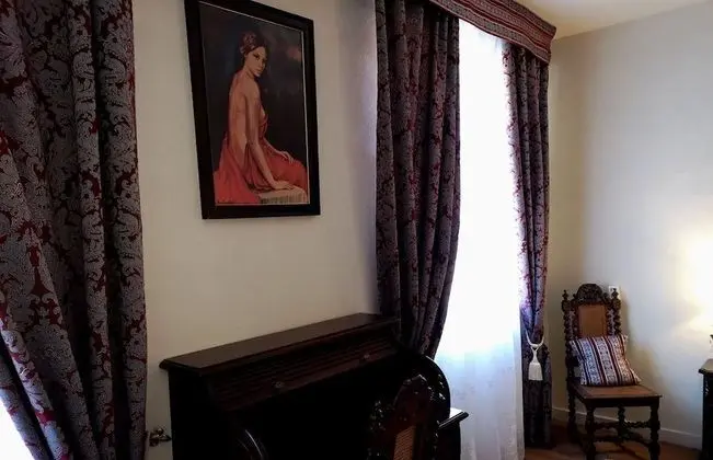 Tek Büyük Yataklı Oda (Roter Salon)