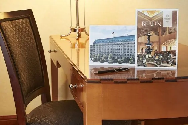 Junior Süit (Brandenburg Gate)