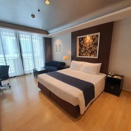 Premier Studio, 1 King Bed with Balcony