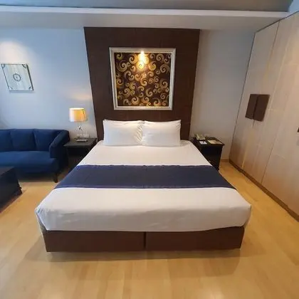 Premier Studio, 1 King Bed with Balcony