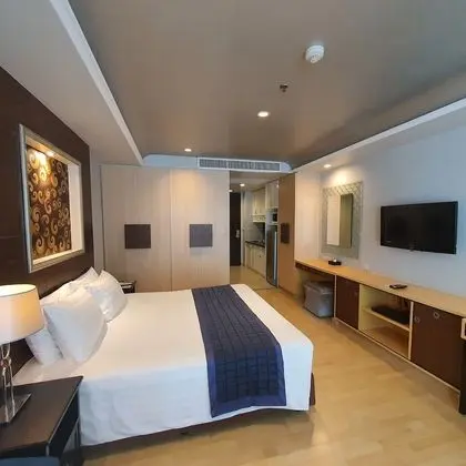 Premier Studio, 1 King Bed with Balcony