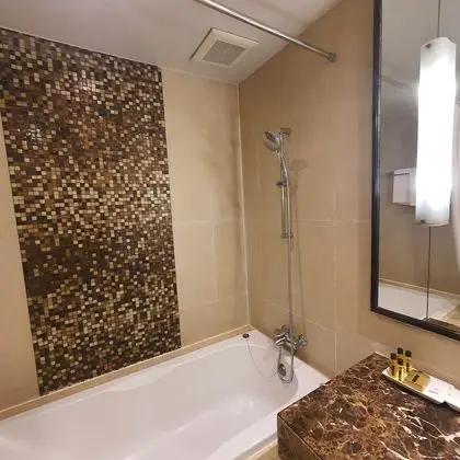 Premier Studio, 1 King Bed with Balcony