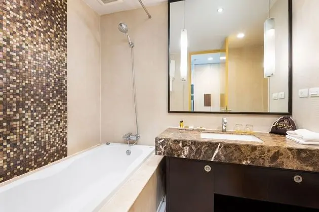Premier Studio, 1 King Bed with Balcony