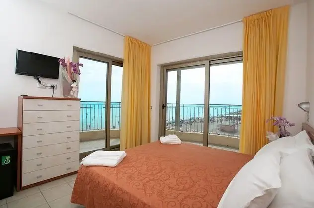 Üç Kişilik Oda