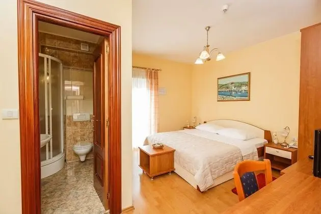 Basic Tek Büyük veya İki Ayrı Yataklı Oda