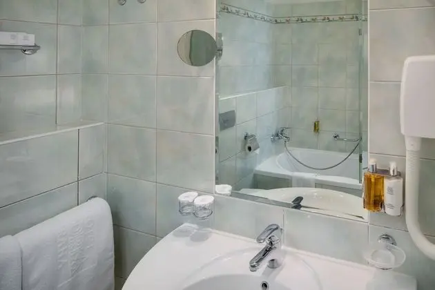 Tek Büyük veya İki Ayrı Yataklı Oda, Bahçe Manzaralı