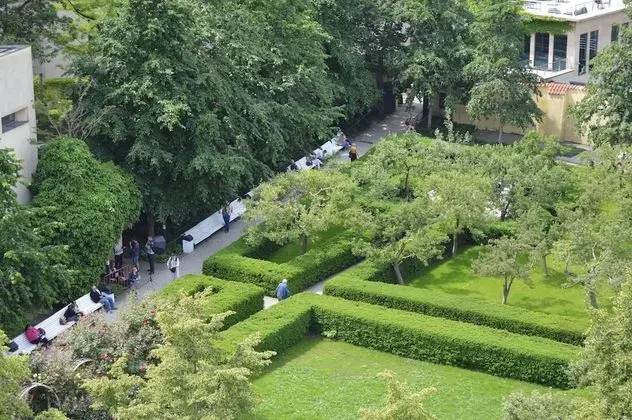 Tek Büyük veya İki Ayrı Yataklı Oda, Bahçe Manzaralı