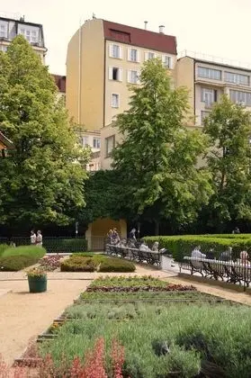 Tek Büyük veya İki Ayrı Yataklı Oda, Bahçe Manzaralı