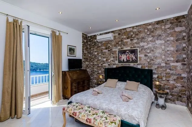 Villa (Six Bedroom Villa with Swimming pool )