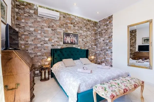 Villa (Six Bedroom Villa with Swimming pool )