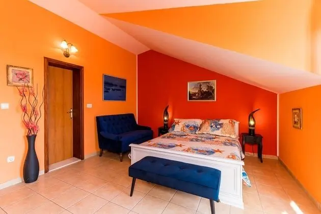 Villa (Six Bedroom Villa with Swimming pool )