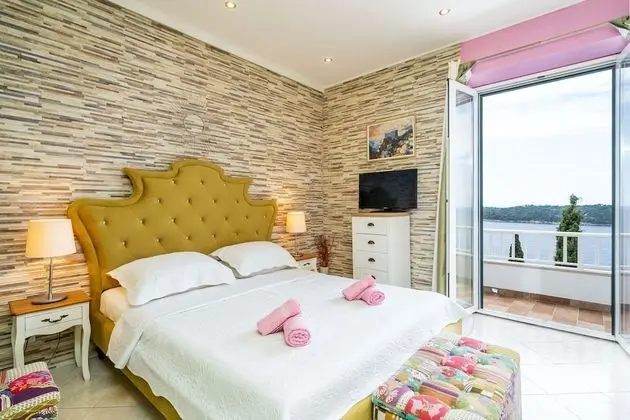 Villa (Six Bedroom Villa with Swimming pool )