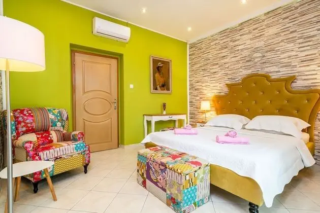 Villa (Six Bedroom Villa with Swimming pool )