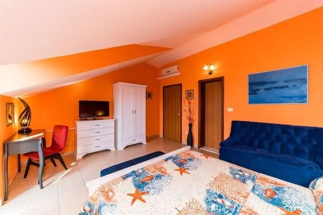 Villa (Six Bedroom Villa with Swimming pool )