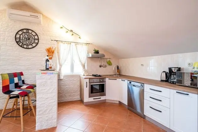 Villa (Six Bedroom Villa with Swimming pool )