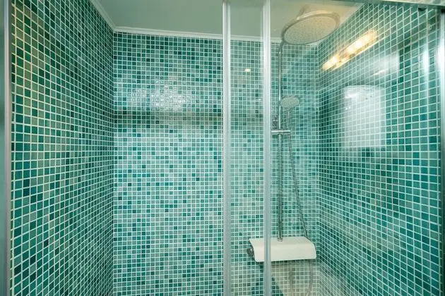 Villa (Six Bedroom Villa with Swimming pool )