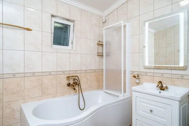 Villa (Six Bedroom Villa with Swimming pool )