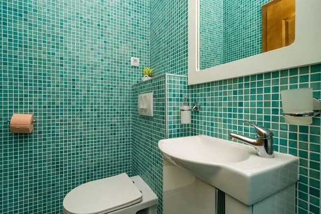 Villa (Six Bedroom Villa with Swimming pool )