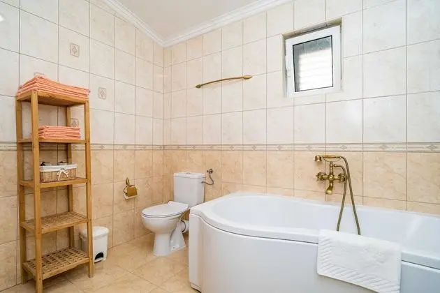 Villa (Six Bedroom Villa with Swimming pool )