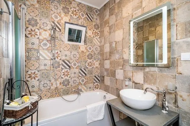 Villa (Six Bedroom Villa with Swimming pool )