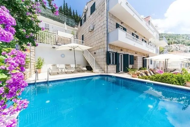 Villa (Six Bedroom Villa with Swimming pool )