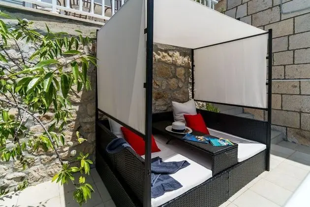 Villa (Six Bedroom Villa with Swimming pool )