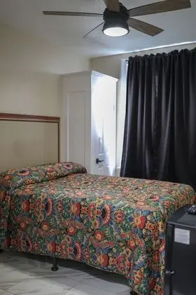 Oda, 1 Çift Kişilik Yatak, Ortak Banyo