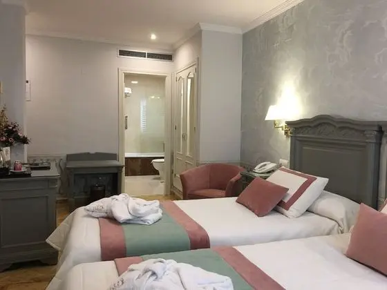 Büyük Yataklı Tek Kişilik Oda