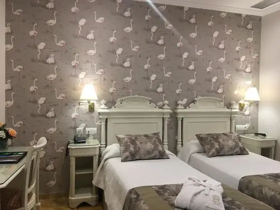Büyük Yataklı Tek Kişilik Oda