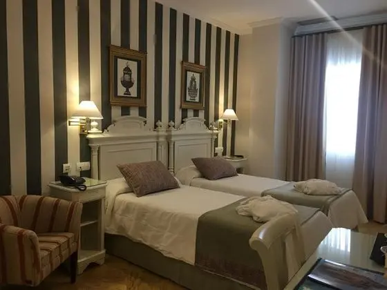 Büyük Yataklı Tek Kişilik Oda