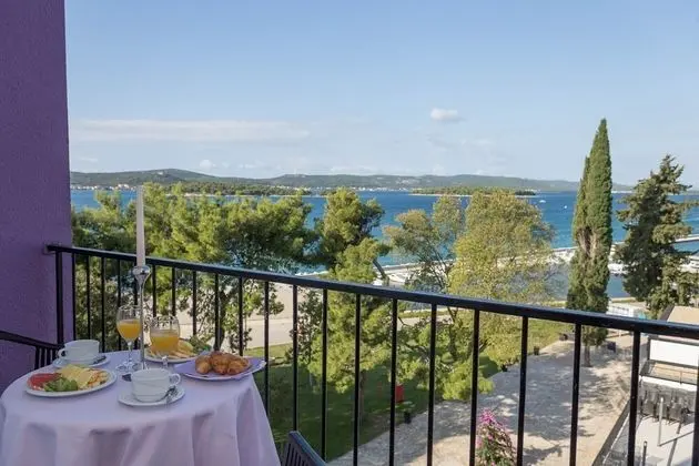 Superior Tek Büyük Yataklı Oda, Balkon (Partial Sea View)