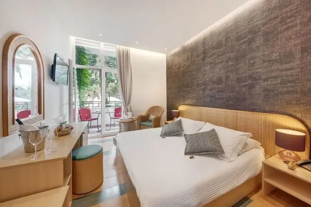 Superior Tek Büyük Yataklı Oda, Balkon, Bahçe Manzaralı