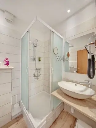 Superior Tek Büyük Yataklı Oda, Balkon, Bahçe Manzaralı