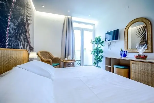 Superior Tek Büyük Yataklı Oda, Balkon, Kısmi Deniz Manzaralı