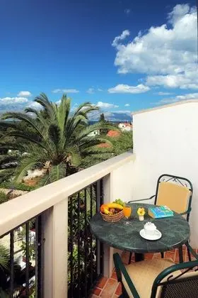 Superior Tek Büyük Yataklı Oda, Balkon, Kısmi Deniz Manzaralı