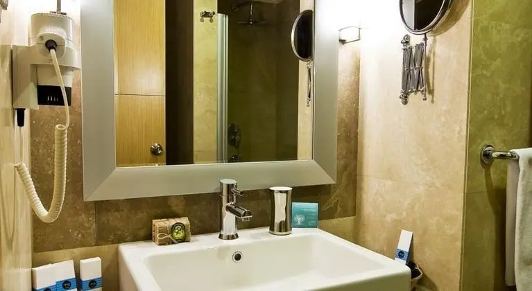 https://imagessl.etstur.com/files/images/hotelImages/TR/50493/l/Adrina-Termal-Health---Spa-Hotel-Oda-19869.jpg