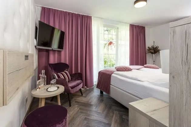 Junior Tek Büyük veya İki Ayrı Yataklı Oda, Veranda, Bahçe Manzaralı (1)