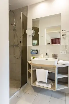 Junior Tek Büyük veya İki Ayrı Yataklı Oda, Veranda, Bahçe Manzaralı (1)