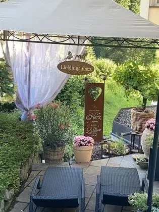 Junior Tek Büyük veya İki Ayrı Yataklı Oda, Veranda, Bahçe Manzaralı (1)