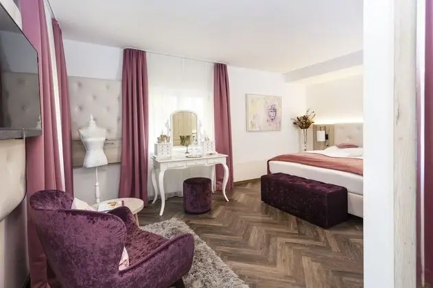 Junior Tek Büyük veya İki Ayrı Yataklı Oda, Veranda, Bahçe Manzaralı (1)