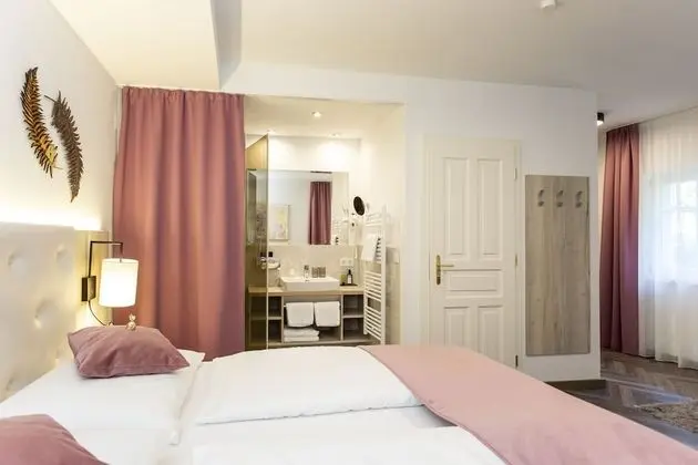 Junior Tek Büyük veya İki Ayrı Yataklı Oda, Veranda, Bahçe Manzaralı (1)