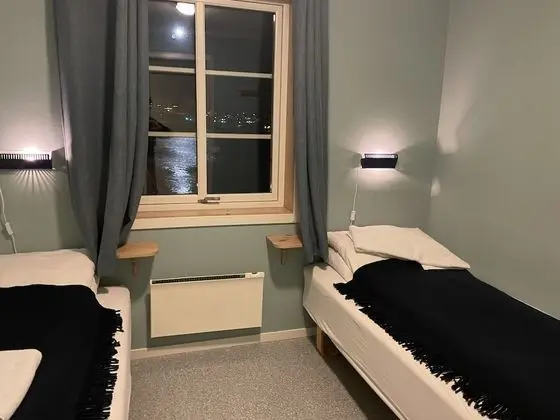 İki Ayrı Yataklı Oda, Ortak Banyo